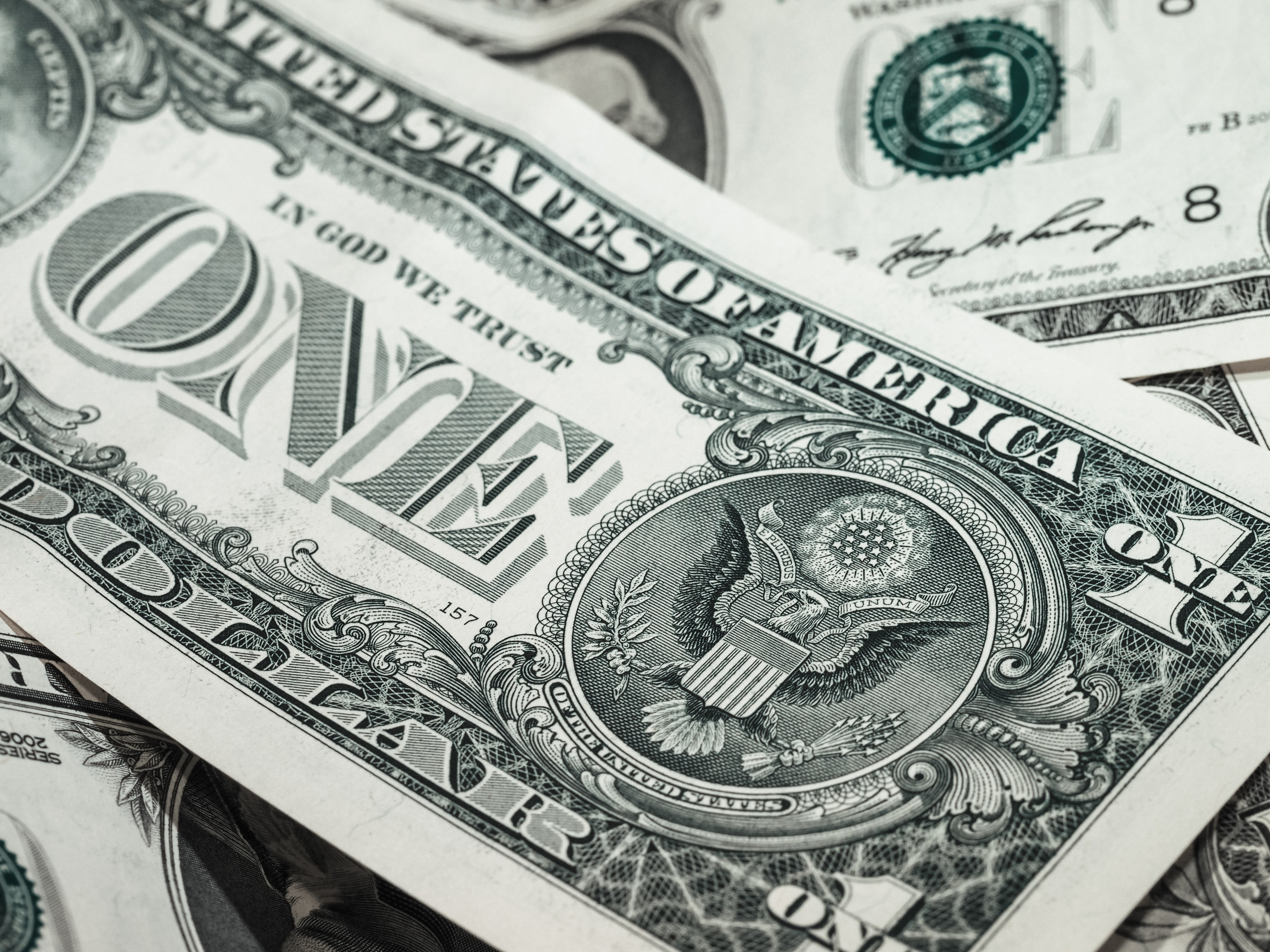Dólar lança em alta, com decisão de juros dos EUA no foco