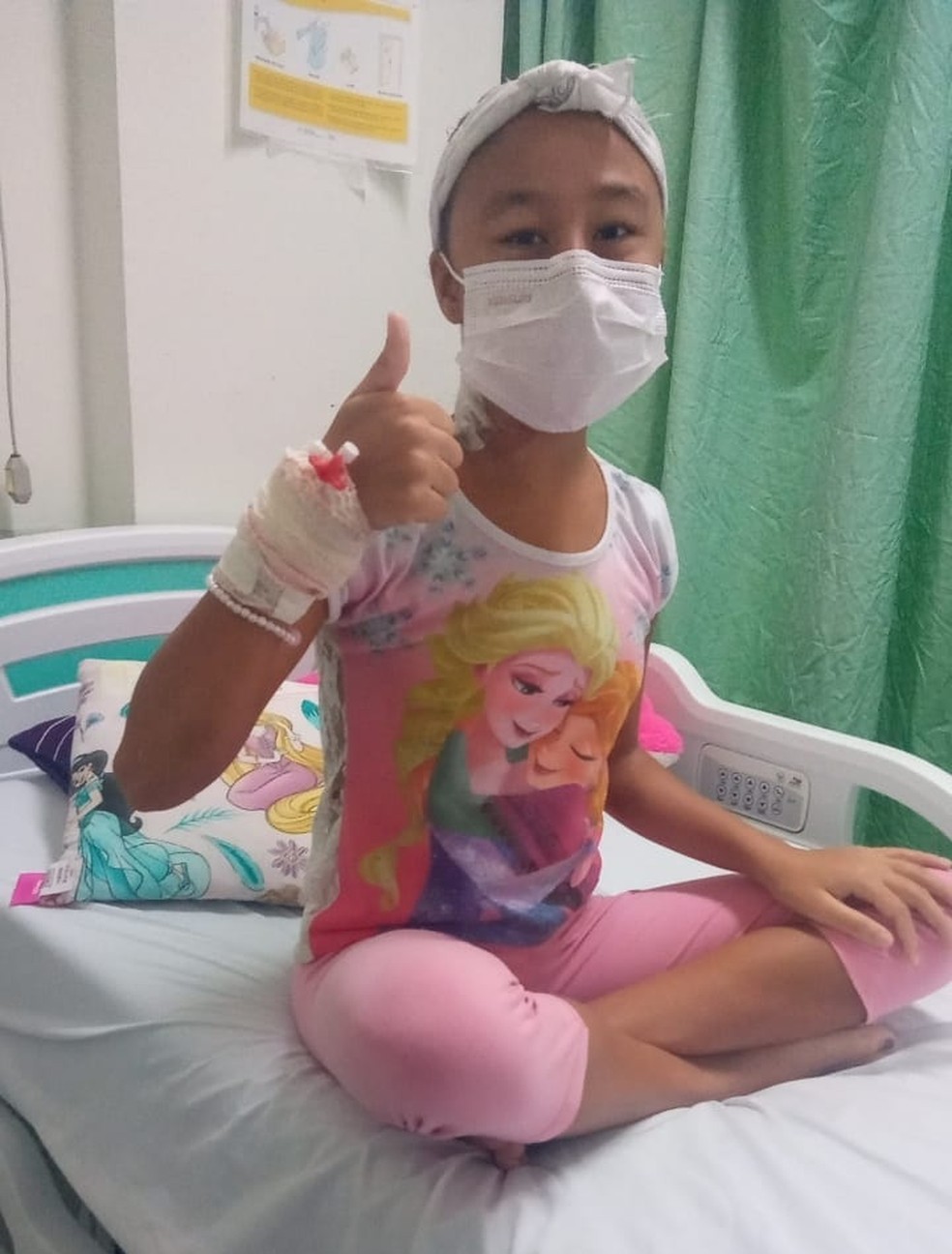 Menina de 12 anos fica sem andar após contrair infecção em banheira