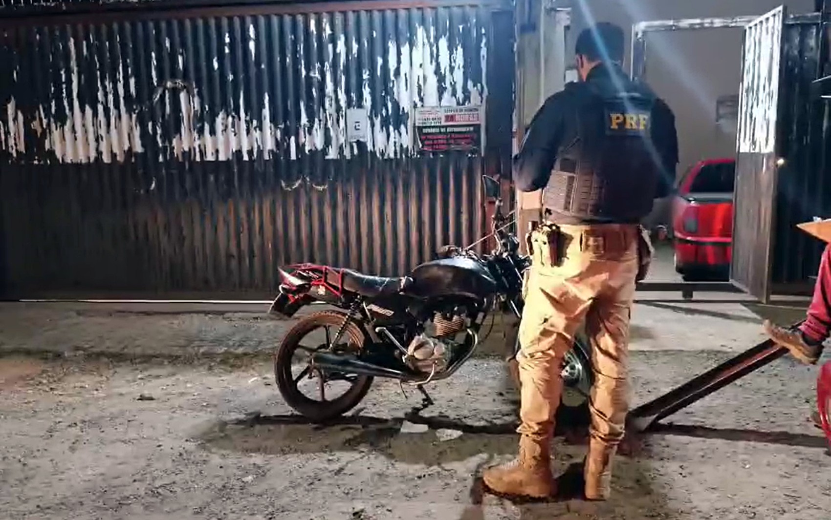 VÍDEO: Motociclista sem CNH é preso após fuga e perseguição da PRF na Fernão Dias, em MG