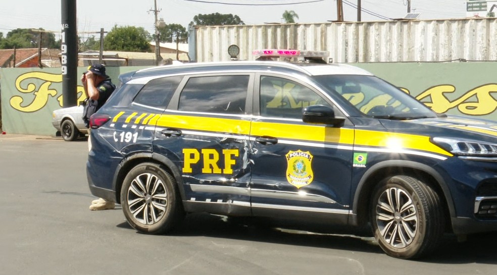 Viatura da PRF foi atingida pelo caminhão com o qual o veículo do suspeito bateu inicialmente — Foto: Reprodução/RPC