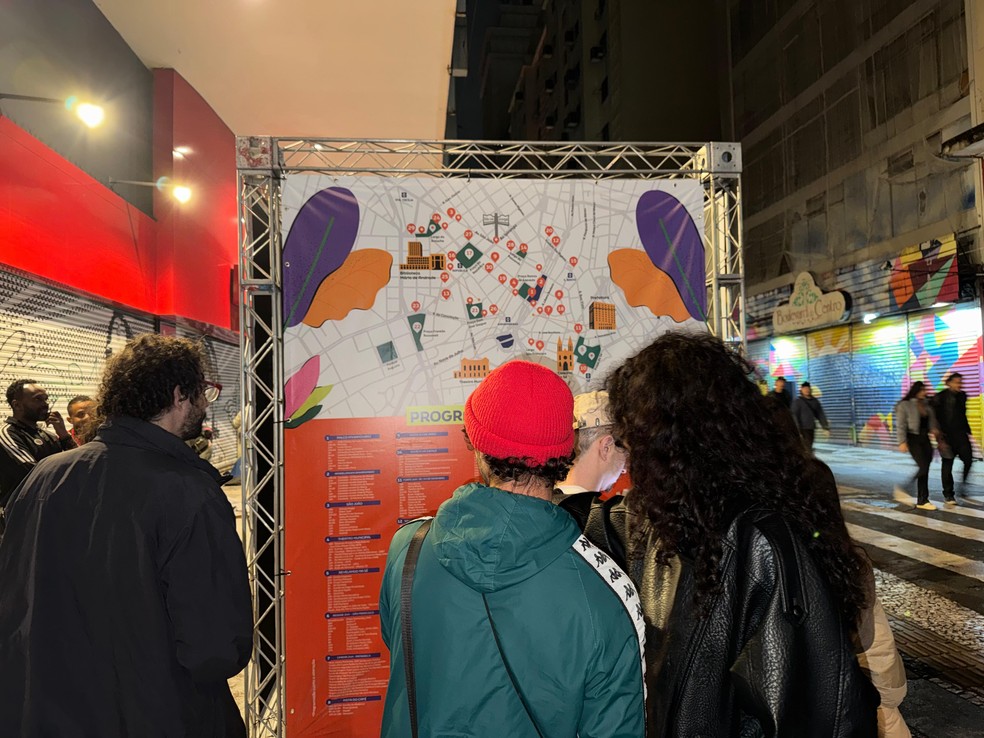 Em diferentes ruas da região central, pessoas caminhavam sem conseguir identificar em qual palco estavam ou onde começava a próxima atração. — Foto: João de Mari/g1