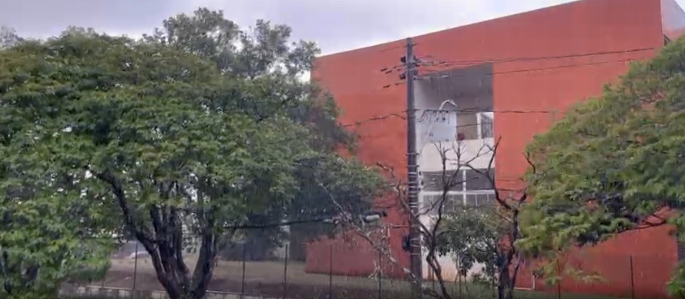 VÍDEO: Após 33 dias de tempo seco, frente fria provoca chuva e nuvem de poeira em Uberlândia