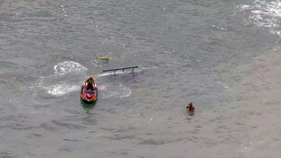 Helicóptero cai na Praia da Barra — Foto: Reprodução/TV Globo