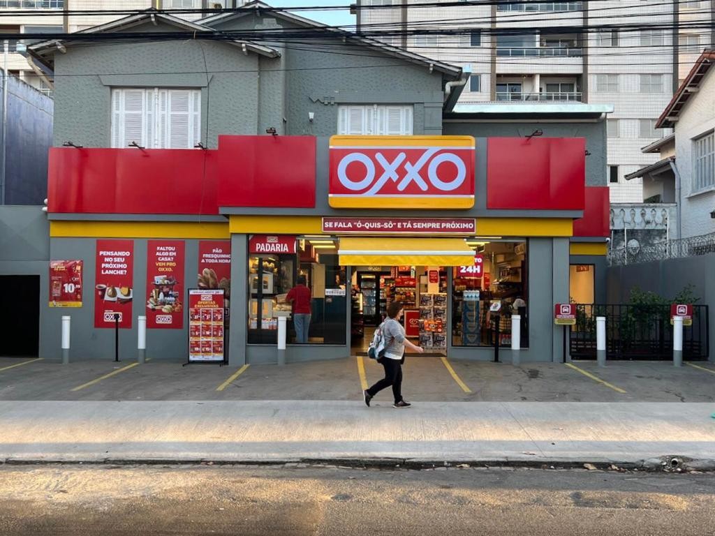 Justiça condena rede Oxxo a pagar R$ 2 milhões por falhas na segurança de funcionários​‌​