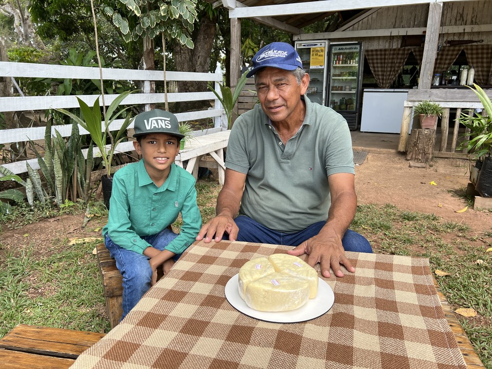 Sebastião passa para seu filho de 9 anos a tradição centenária do queijo na família Sousa e Silva — Foto: Caíque Rodrigues/g1 RR