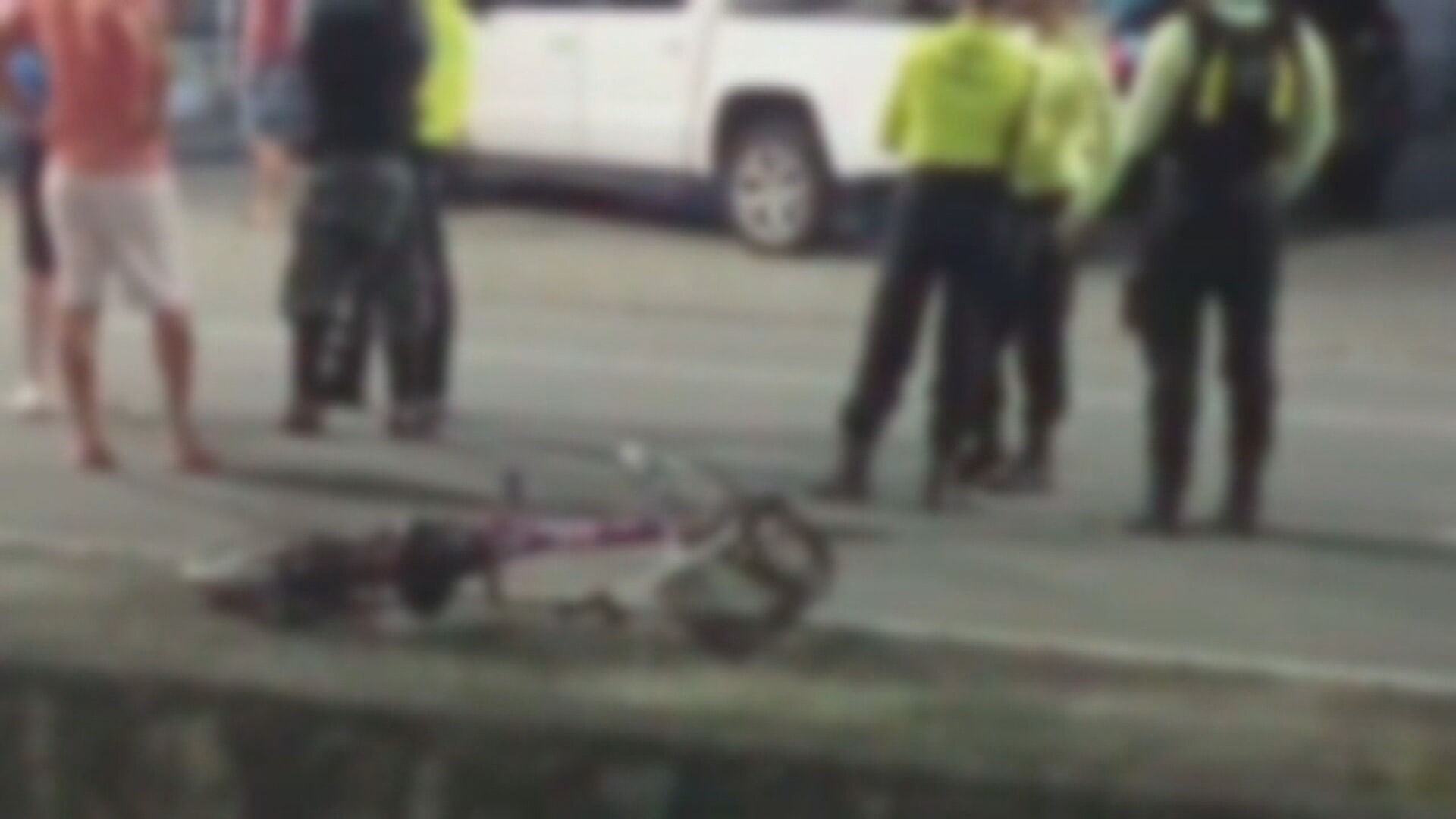 Motociclista bate em poste e morre após tentar desviar de bicicleta que estava na contramão