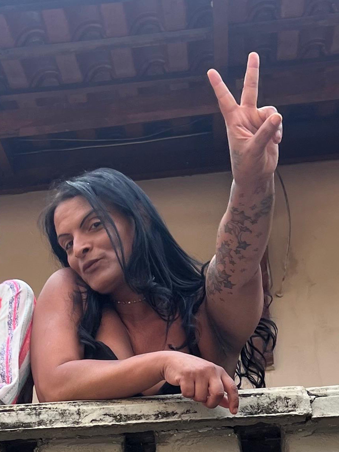 Corpo de mulher que morreu após ser espancada com socos e chutes do namorado é enterrado