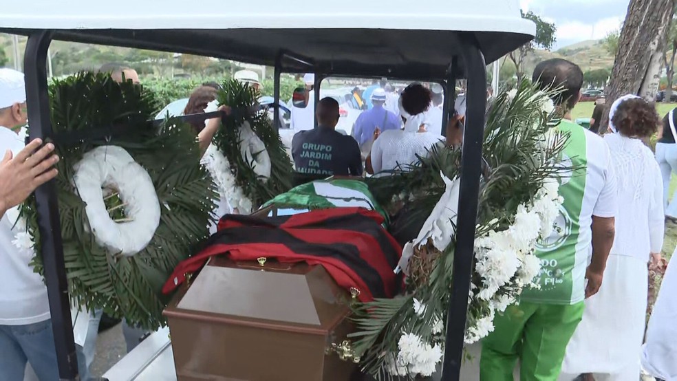 Corpo de Arlindo Cruz foi enterrado no Cemitério Jardim da Saudade, em Sulacap — Foto: Reprodução/TV Globo
