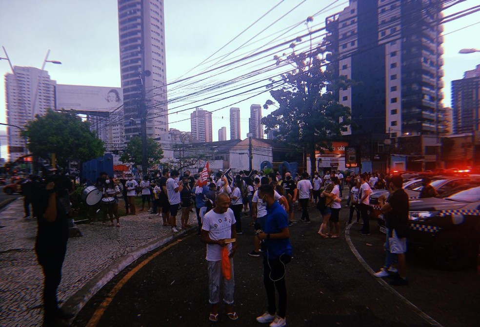 Manifestantes fixam cruzes em frente ao Mercado de São Brás, em Belém, Pará