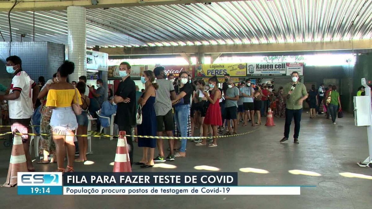 População forma extensa fila para fazer teste da Covid19 em terminal rodoviário no ES