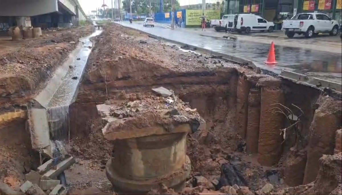 Cratera se abre no canteiro central da BR-101 na Zona Norte de Natal