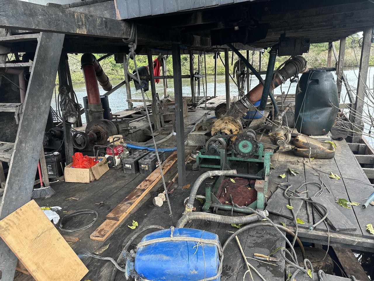 
47 embarcações usadas em garimpo são inutilizadas no rio Madeira durante operação da PF e Ibama em RO