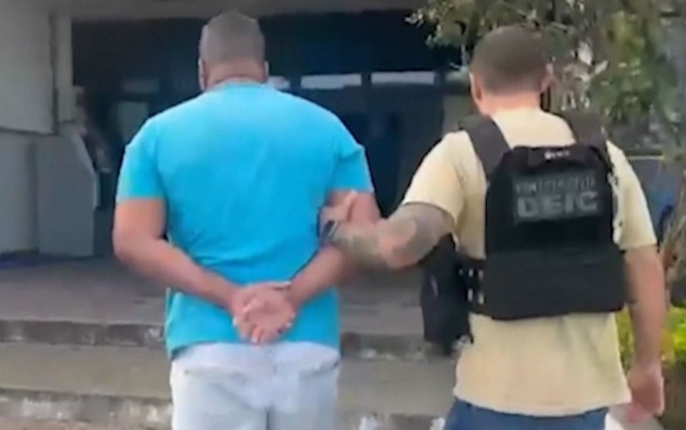 Suspeito de exigir R$ 50 mil para três pessoas sob ameaça de morte trabalhava no condomínio das vítimas — Foto: Reprodução/TV Sudoeste