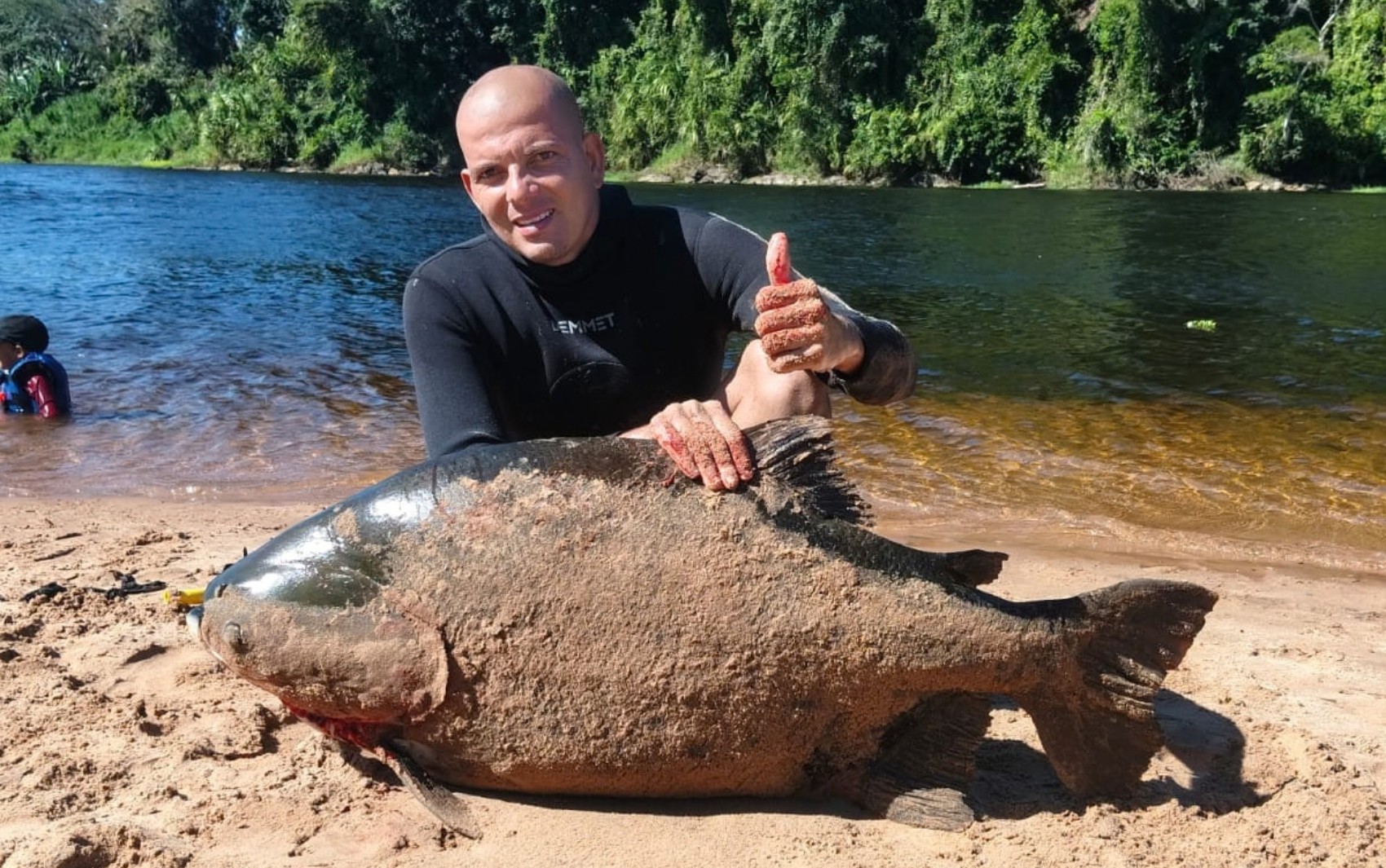 VÍDEO: Homem pesca Tambaqui de 46 kg e brinca que peixe é maior que filho de 5 anos