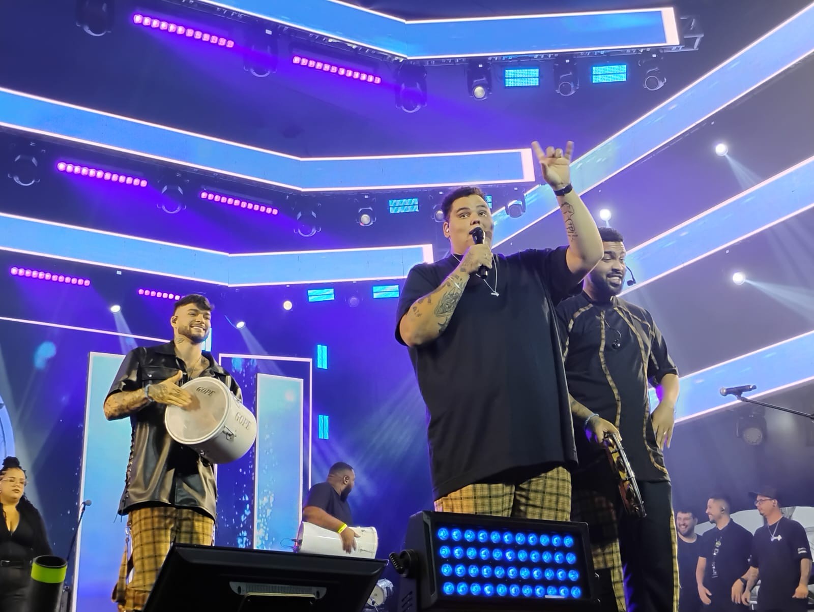 Com palco 360º e 4 horas de show, grupo Menos é Mais apresenta turnê em Paulínia