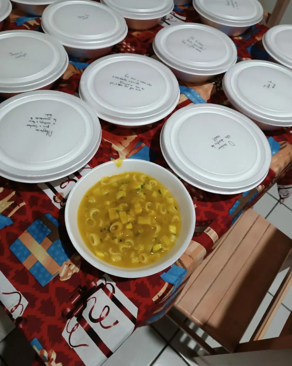 Gestora aproveita aniversário para realizar sonho e distribui marmitas para moradores de rua de Ubatuba — Foto: Projeto UbaSolidária