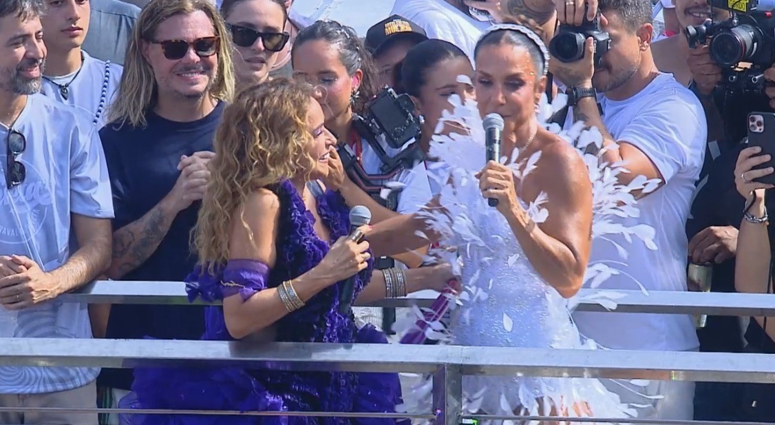 Ivete se declara para Daniela Mercury no carnaval de Salvador: 'determina muita coisa na minha vida'