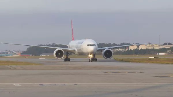 Aeroporto de Guarulhos tem pelo menos 31 pousos e decolagens afetados após drones perto da pista; entenda