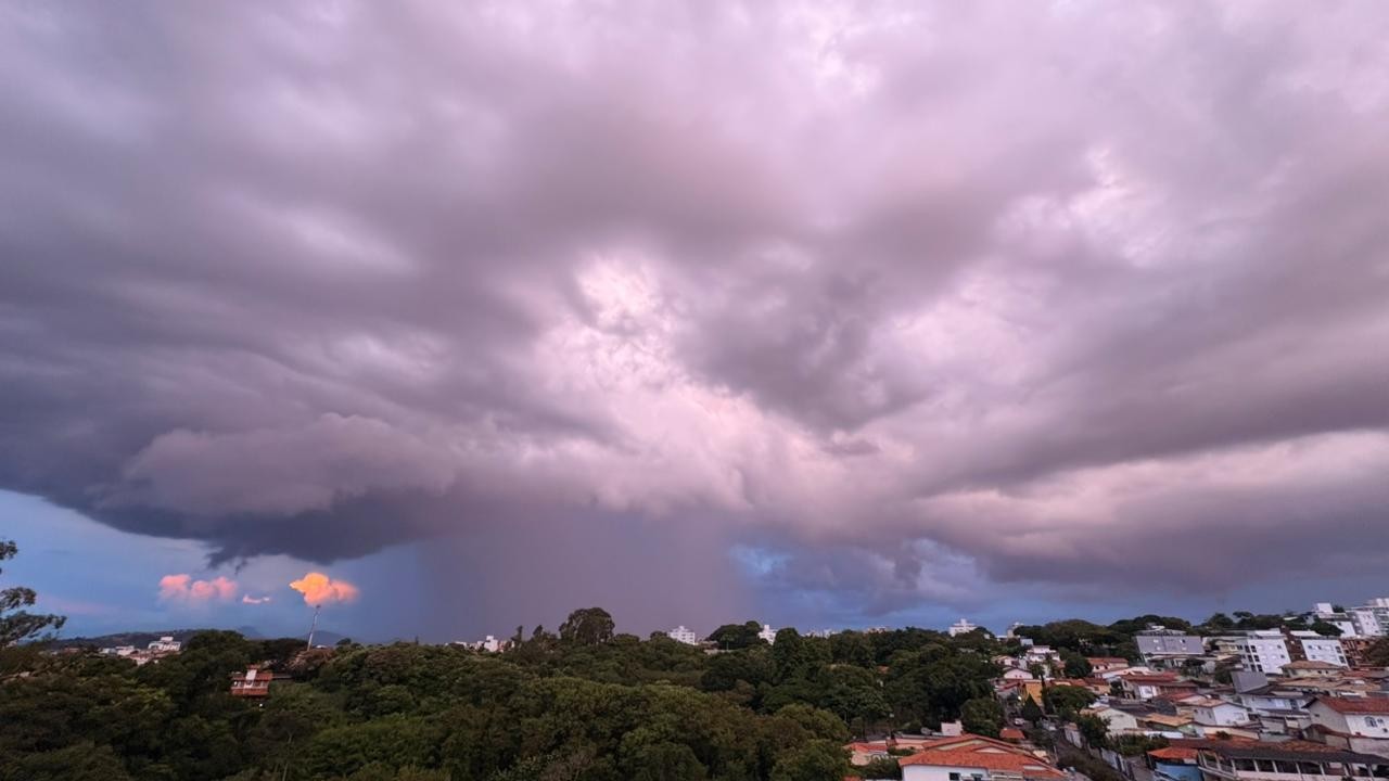 Defesa Civil de BH publica alertas de granizo e chuvas intensas, com possibilidade de enxurradas e alagamentos