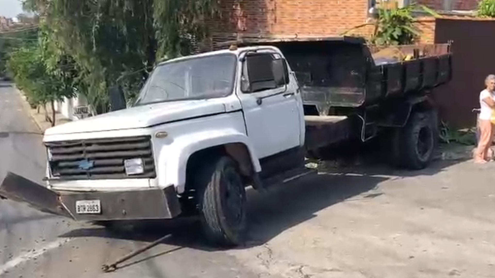 
Caminhão bate em ônibus, perde controle e atinge casa em Ferraz de Vasconcelos