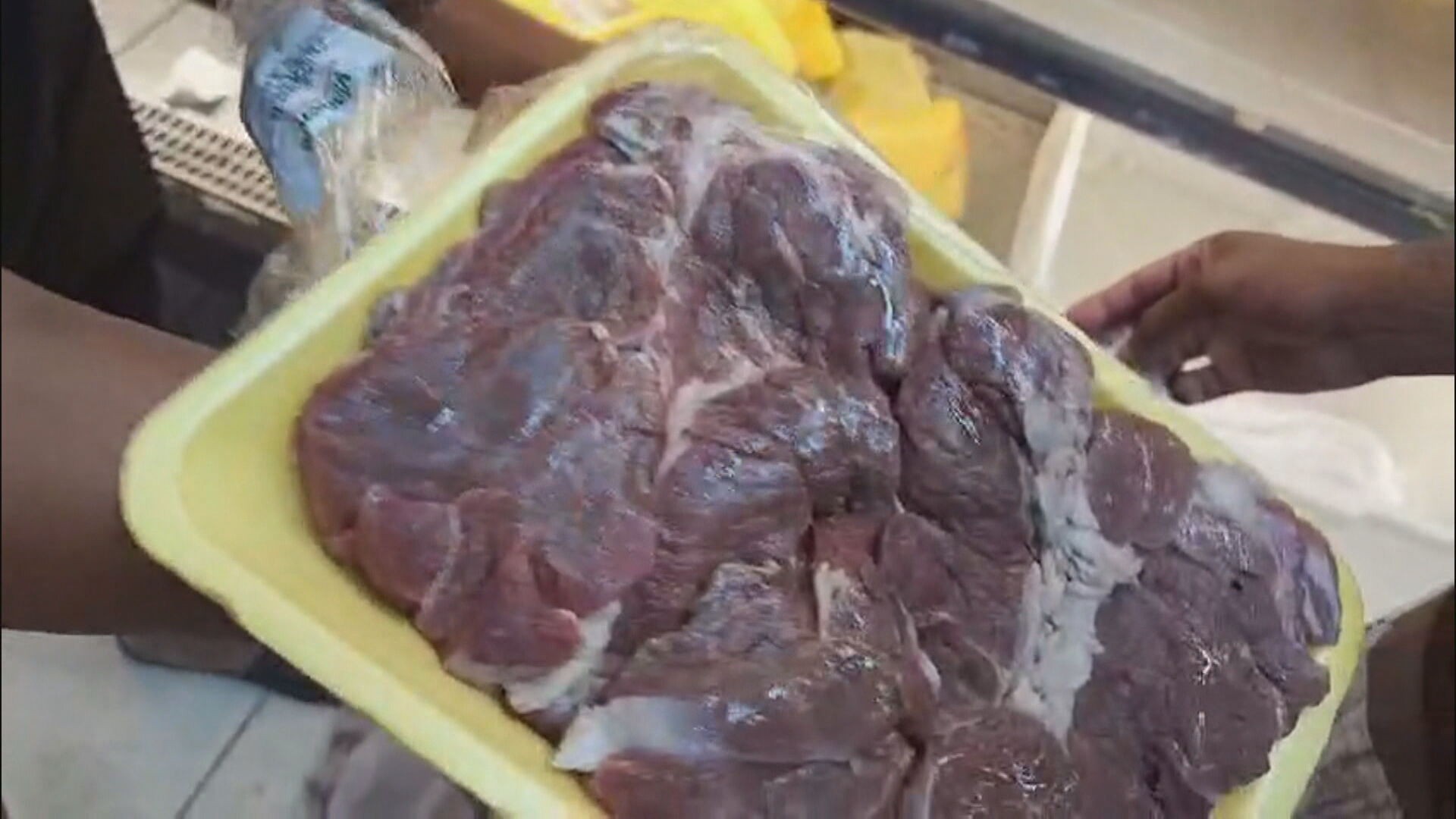 Mercado é interditado, e polícia apreende duas toneladas de carnes impróprias para consumo na Baixada Fluminense