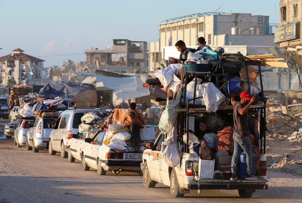 Palestinos que deixaram a cidade de Rafah a caminho de Khan Younis, em 6 de maio de 2024 — Foto: Ramadan Abed/Reuters