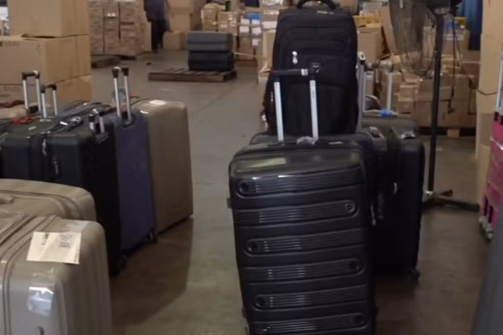 Carga milionária de produtos sem documentação é encontrada em ônibus no Paraná — Foto: Reprodução/RPC