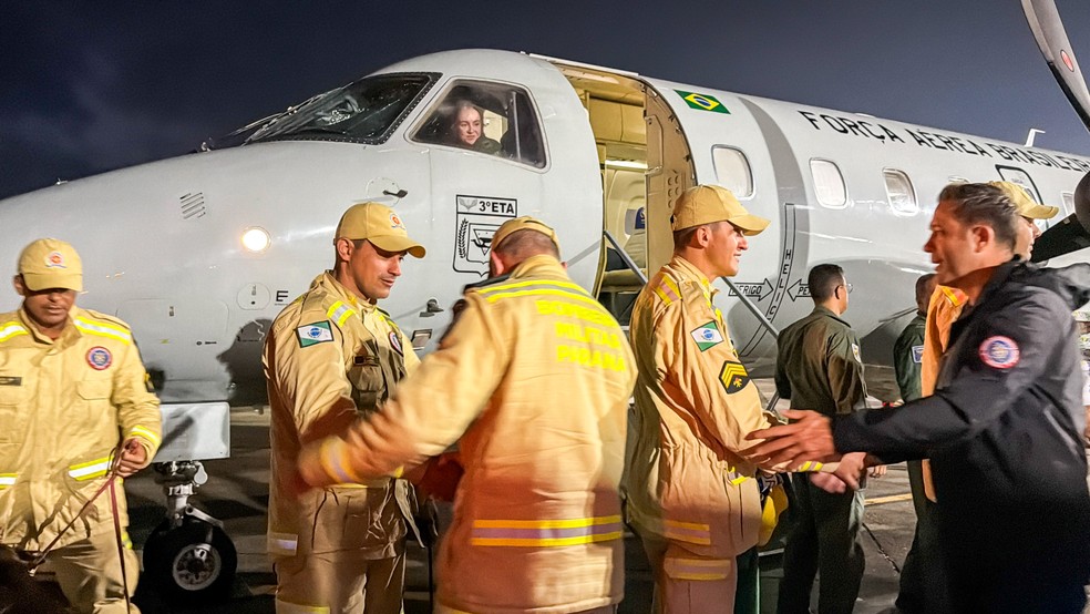 Momento após pouso do avião com bombeiros pousar em Curitiba. — Foto: Corpo de Bombeiros