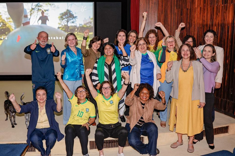 Presidente Lula, ministras e autoridades assistem jogo da Seleção Feminina de futebol no Palácio da Alvorada — Foto: Ricardo Stuckert/PR