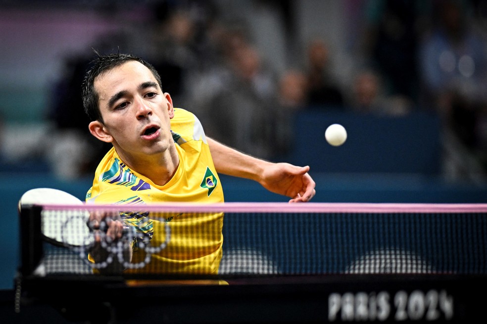 Hugo Calderano durante jogo das oitavas do tênis de mesa em Paris 2024. — Foto: Wang Zhao/AFP