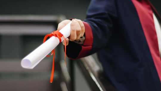 Diploma de papel deixa de existir; entenda novas regras - Medida do MEC já está em vigor para cursos de graduação; versão online tem validade jurídica, enquanto diploma impresso se torna apenas simbólico.