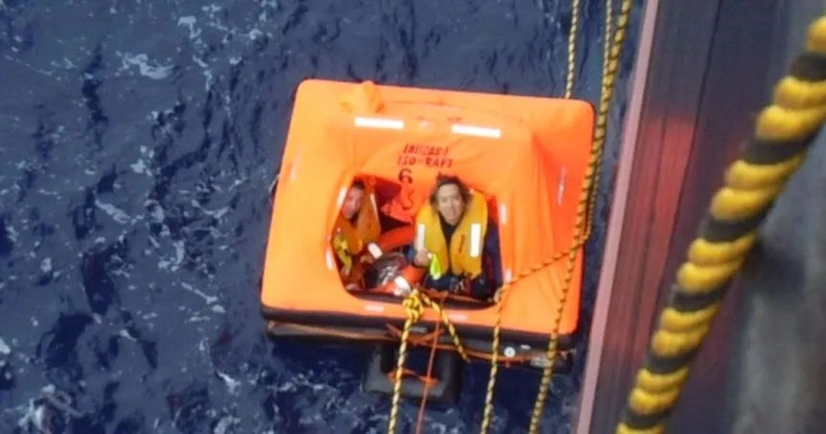 'Podíamos ter perdido nosso filho; ele quase morreu', diz pai de náufrago brasileiro resgatado em bote salva-vidas no meio do mar