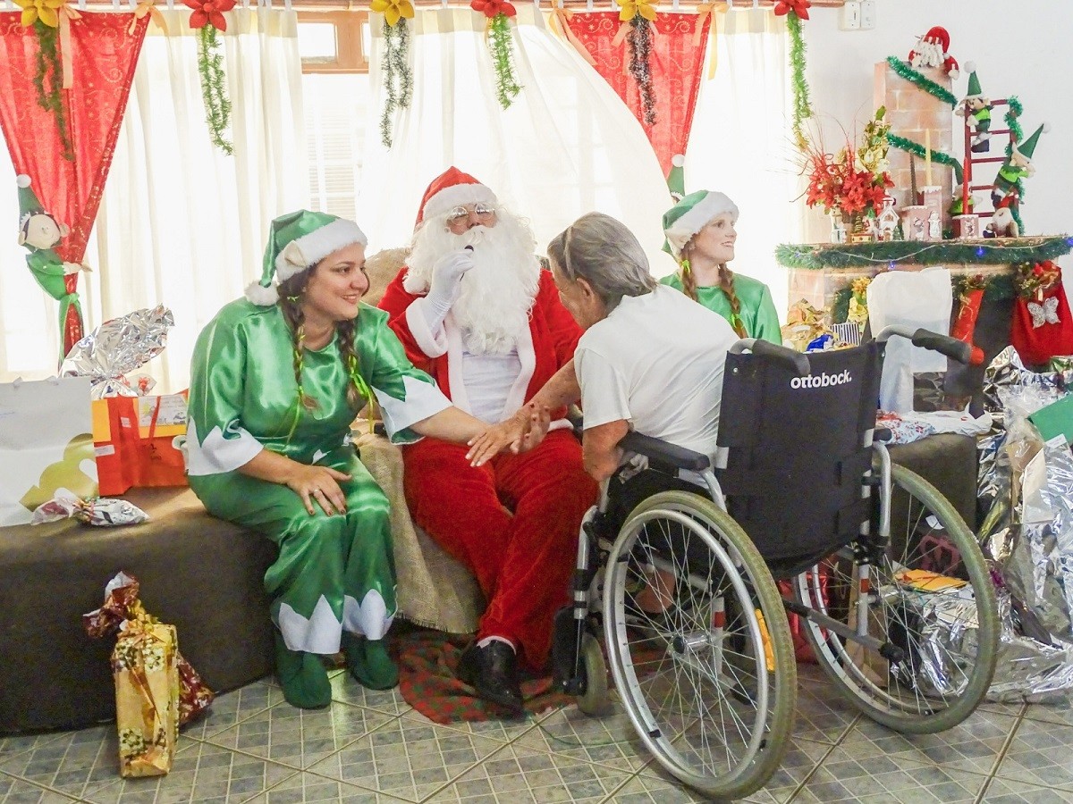 Campanha incentiva adoção de cartinhas com pedidos de Natal de idosos em Bauru