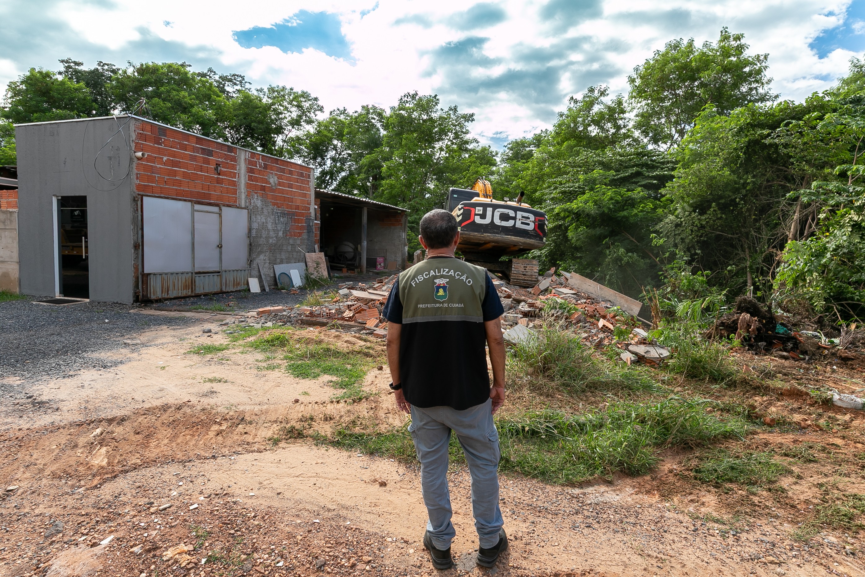 Casa construída em área de preservação é demolida em Cuiabá