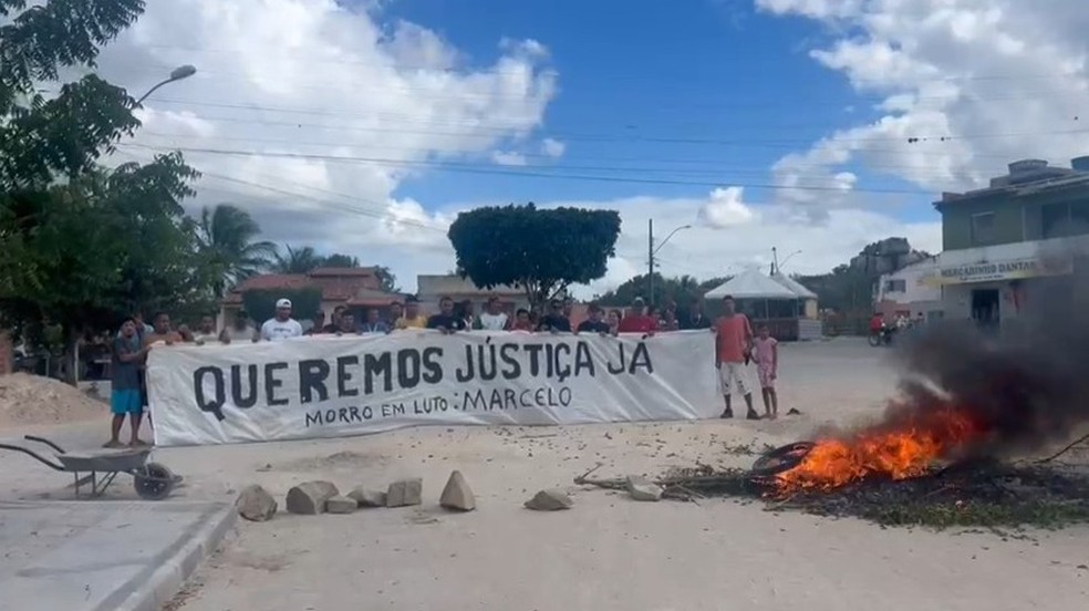 Familiares e amigos fizeram protesto — Foto: Reprodução/Redes Sociais
