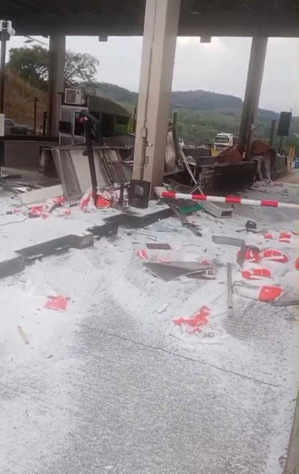 VÍDEO: Caminhoneiro embriagado perde o controle da direção e invade cabine de pedágio na BR-381, em MG