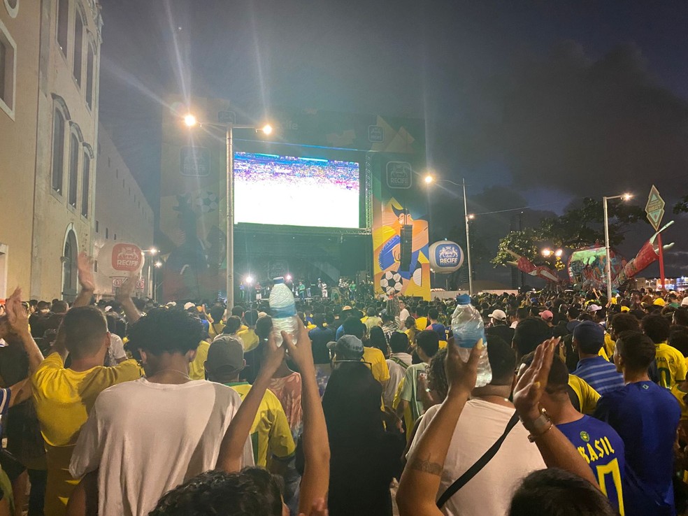 Bonecos gigantes animam torcedores no jogo entre Brasil e Sérvia, no Recife, Pernambuco