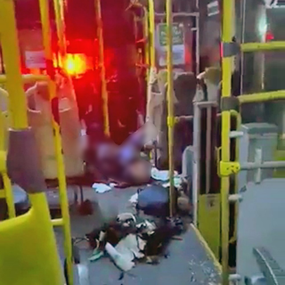 Como ficou o ônibus depois da granada caseira detonada — Foto: Reprodução/TV Globo