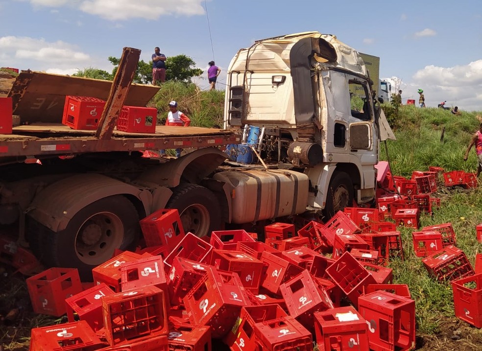 Carga caiu de um caminhão, no qual o motorista perdeu o controle na estrada — Foto: Divulgação/PRF
