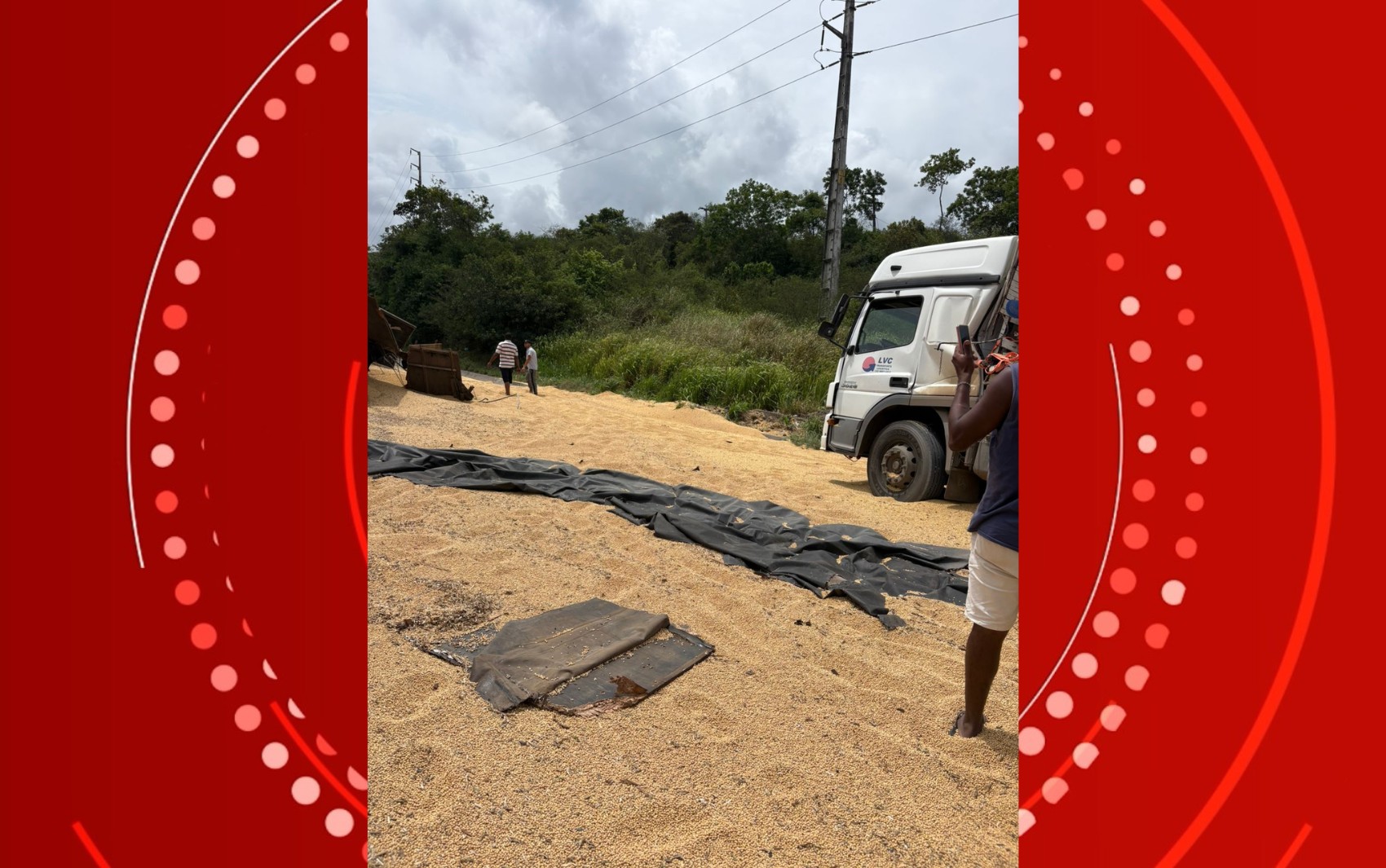 Carreta carregada com soja tomba e provoca congestionamento na BR-324, sentido Salvador
