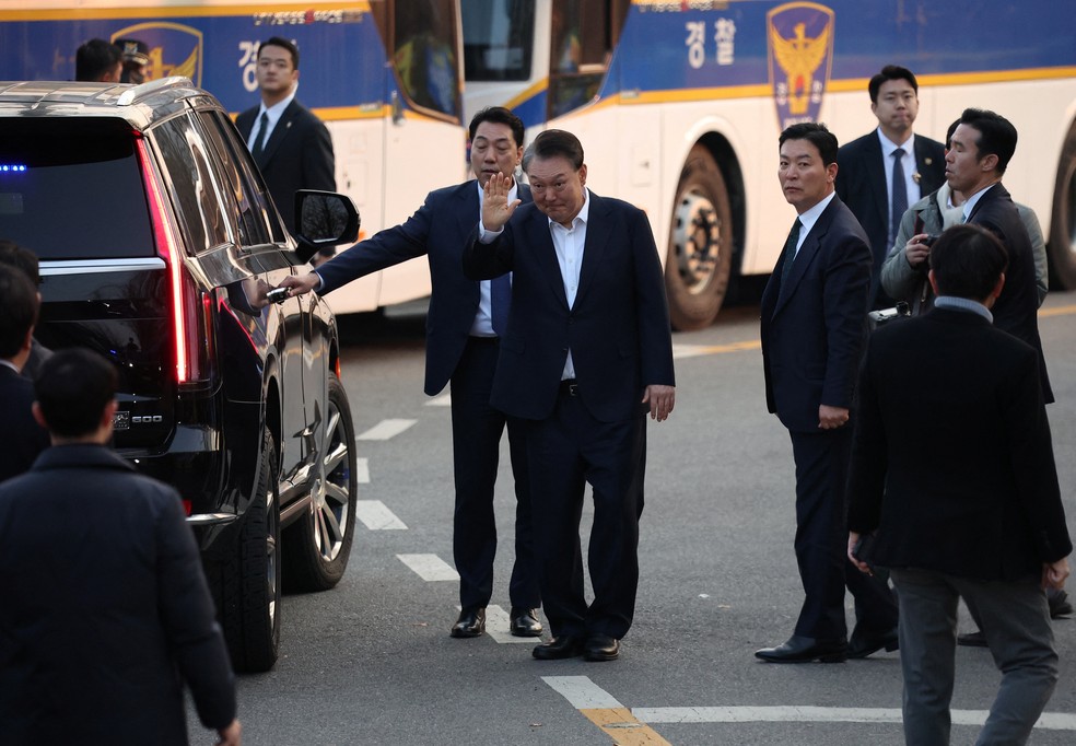 O presidente afastado da Coreia do Sul, Yoon Suk Yeol, faz um gesto do lado de fora do centro de detenção de Seul após sua liberação, em Uiwang, Coreia do Sul — Foto: Kim Hong-Ji/Reuters