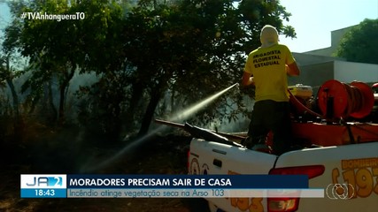Incêndio atinge vegetação seca em Palmas e moradores têm que sair de casa