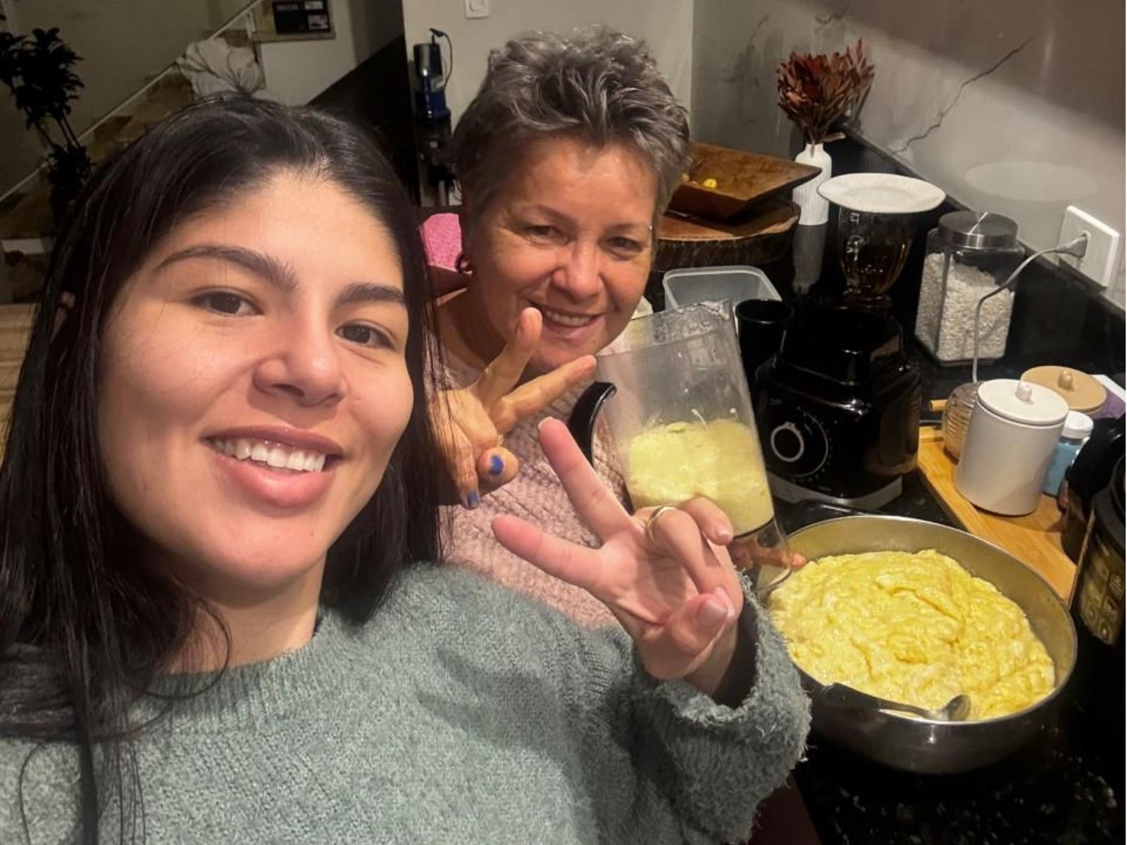Acreana viraliza ao mostrar mala cheia de alimentos regionais que mãe leva do AC para Curitiba; VÍDEO