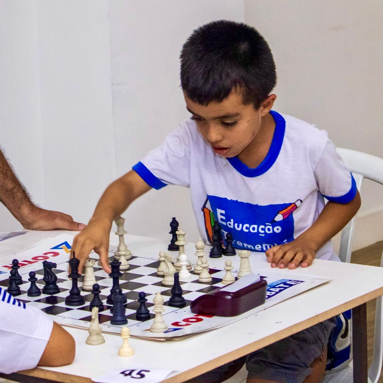 Menino de 7 anos acumula títulos como campeão nacional e regional de xadrez: 'Muito competitivo'