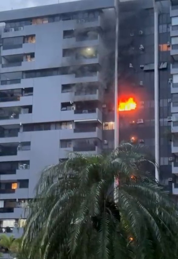Incêndio atinge prédio no Mandala, condomínio na Barra da Tijuca; VÍDEO