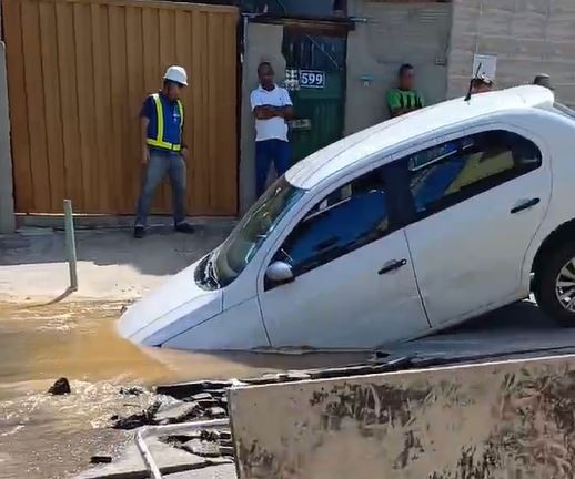 VÍDEO: carro é 'engolido' por buraco em rua de Campinas