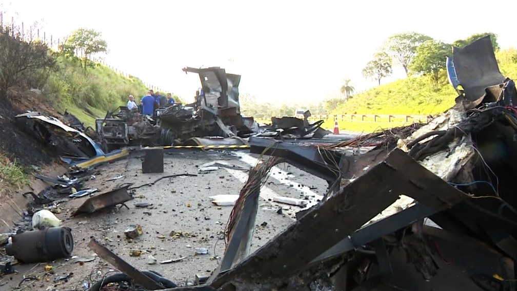 Destroços do carro-forte após ataque na Rodovia Zeferino Vaz — Foto: Reprodução/ EPTV