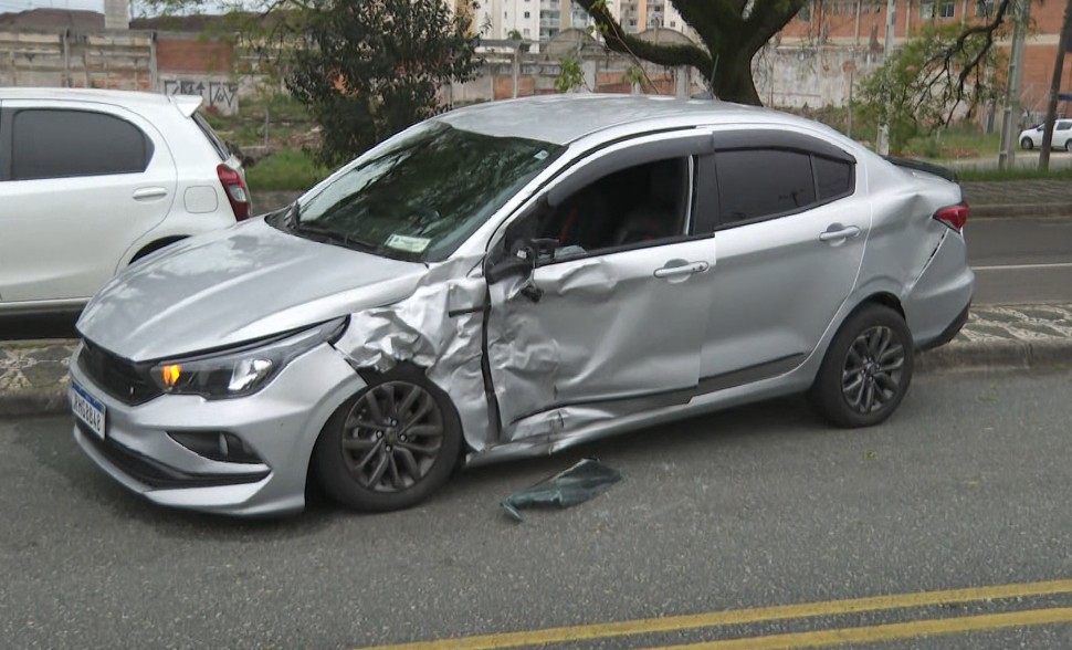 Acidente entre carro e ambulância deixa cinco feridos em Curitiba