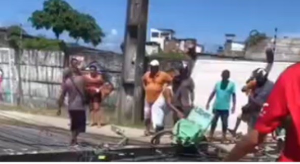 Carro derruba poste e entregador de aplicativo é atingido no Recife