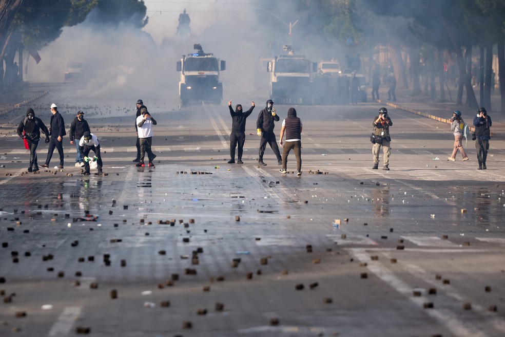 Pedras foram lançadas por manifestantes contra os policiais em Tirana, na Albânia — Foto: REUTERS/Valdrin Xhemaj